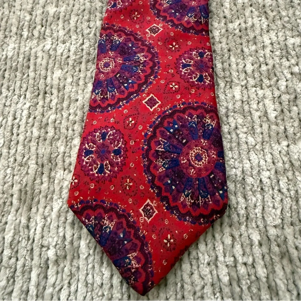 Geoffrey Beene‎ 100% Silk Red Medallion Print Tie Made in USA